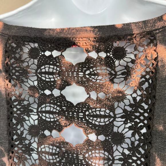 T Party Tie Dye Crochet Cut Out Back Pullover Top Medium NWOT - Picture 3 of 9